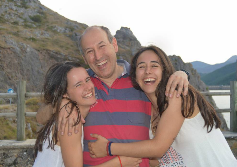 Candela riendo en familia en la montaña